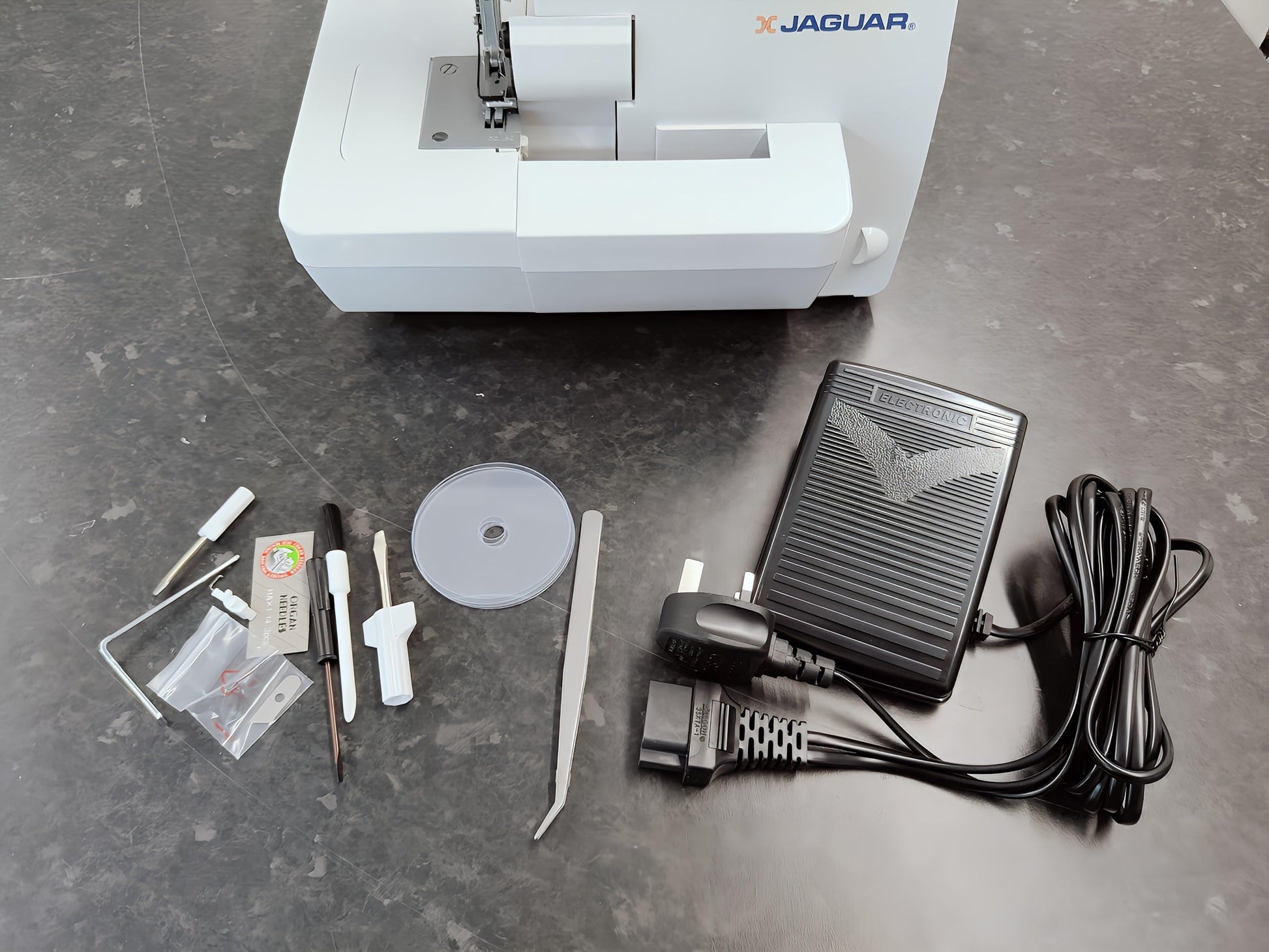 Jaguar 435D Surjeteuse Overlock, 3/4 fils, enfilage codé par couleur, transport différentiel, coupe-fil automatique, bras libre, blanc.