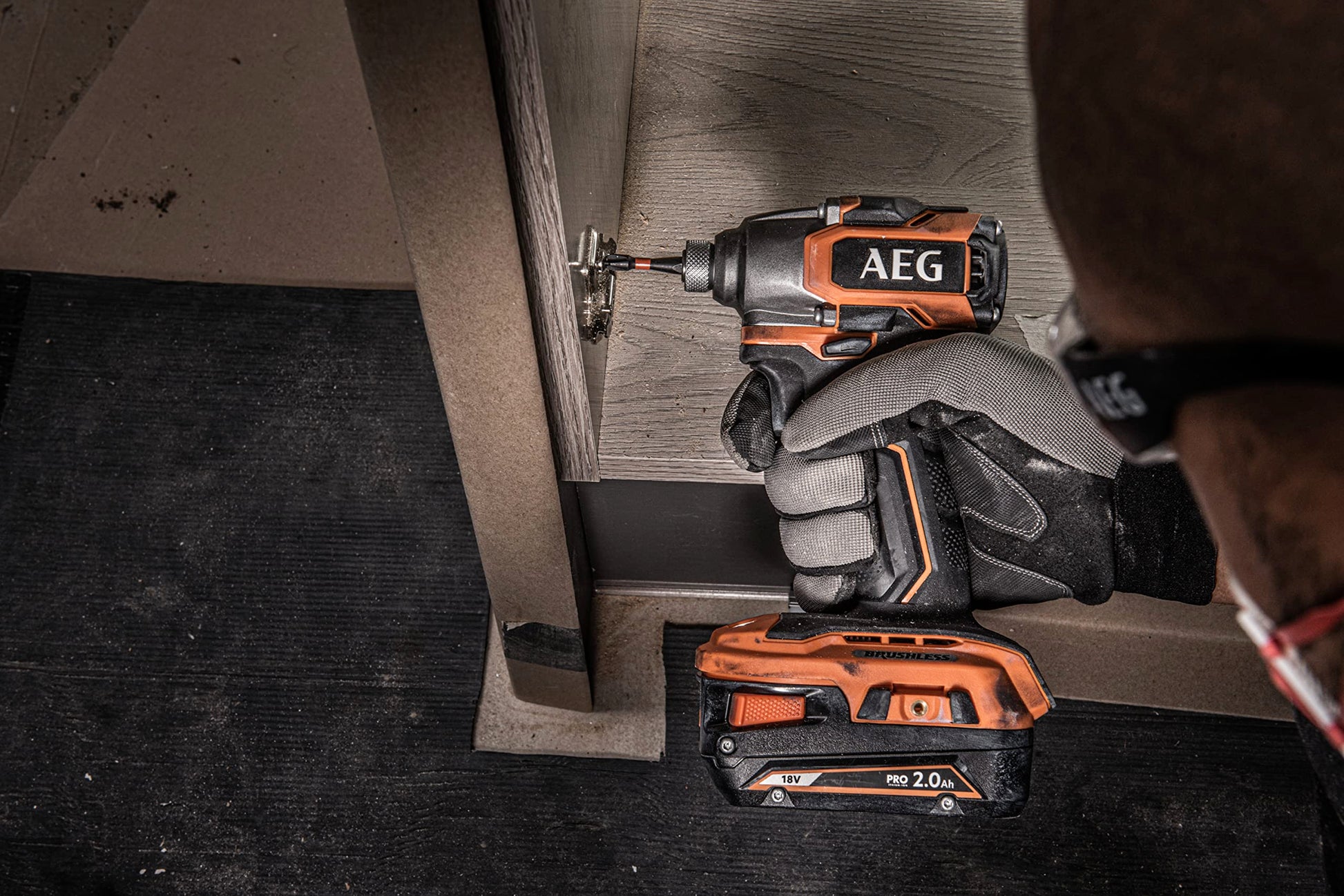 AEG - Visseuse à Chocs Sans Fil - Pour Vissage en Série sur Moyens et Gros Chantiers - Moteur Brushless - 3 Vitesses - LED d'Éclairage - Revêtement Softgrip - BSS18SBL-0